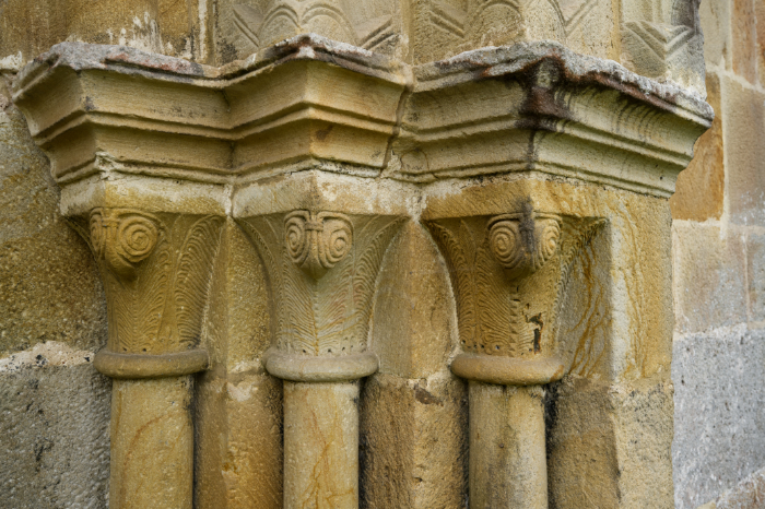 Capiteles de la puerta de entrada a la iglesia del monasterio de Valdedios